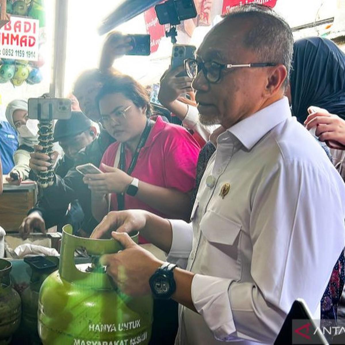 Menko Zulhas cek elpiji di pangkalan gas klender