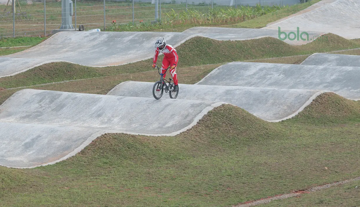 Atlet BMX Indonesia menyisir track di Pulomas, Jakarta (21/6/2018). Tiga atlet BMX putra Indonesia bersaing mengikuti seleksi menuju Asian Games 2018. (Bola.com/Nick Hanoatubun)