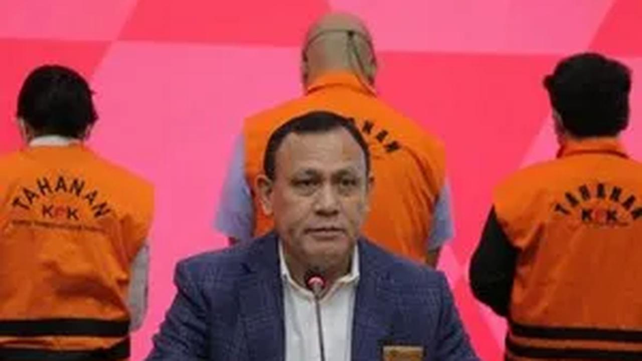 Pimpinan Komisi Pemberantasan Korupsi (KPK) mendapat teror melalui karangan bunga. Teror ini muncul setelah KPK mengungkap kasus suap proyek pengadaan alat deteksi reruntuhan di Badan SAR Nasional (Basarnas).