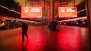 Seseorang berjalan di stasiun bawah tanah Canary Wharf selama jam sibuk di London, Inggris, 12 Januari 2021. Inggris sedang menerapkan lockdown nasional ketiga untuk mengekang penyebaran virus corona COVID-19. (Victoria Jones/PA via AP)