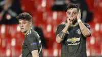 Gelandang Manchester United, Bruno Fernandes (kanan) melakukan selebrasi usai mencetak gol kedua timnya ke gawang Granada dalam laga leg pertama perempatfinal Liga Europa 2020/2021 di Nuevo Los Carmenes Stadium, Granada, Kamis (8/4/2021). Manchester United menang 2-0. (AP/Fermin Rodriguez)