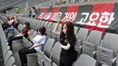 Sejumlah boneka menghiasi tribun penonton saat pertandingan FC Seoul Kontra Gwangju FC di Seoul World Cup Minggu (17/5/2020). FC Seoul menempatkan boneka untuk menghidupkan atmosfer pertandingan. (AP/Ryu Young-suk)