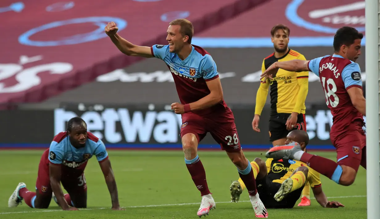 Gelandang West Ham United, Tomas Soucek, merayakan gol yang dicetaknya ke gawang Watford pada laga lanjutan Premier League pekan ke-36 di London Stadium, Sabtu (18/7/2020) dini hari WIB. West Ham menang 3-1 atas Watford. (AFP/Adam Davy/pool)