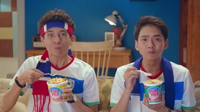 Nonton bola makin seru sambil makan Pop Mie