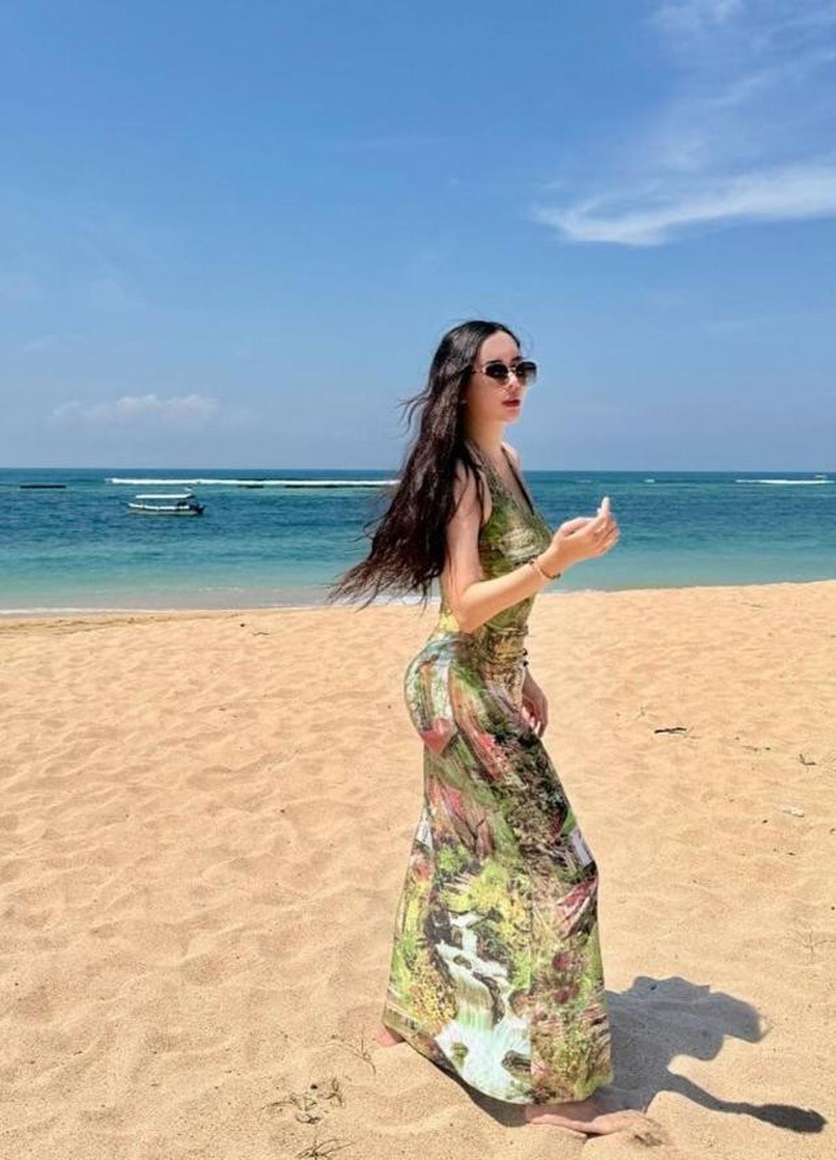 7 Potret Aura Kasih Pakai Bodycon Dress, Elegan dengan Lekuk Tubuh Proporsional