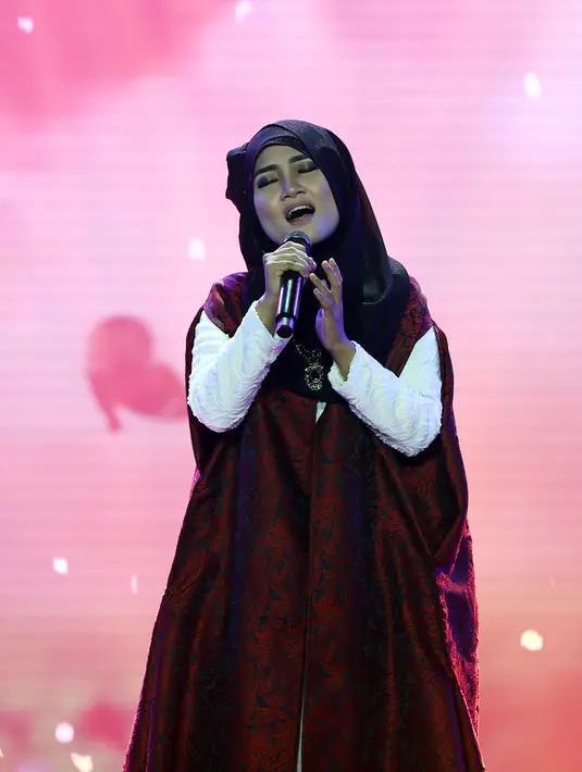 "Paginya aku tuh kayak jam 7 atau jam 8 pagi. Kalo ada acara pagi yang harus bangun pagi banget itu susah," ujar Fatin. (Deki Prayoga/Bintang.com)