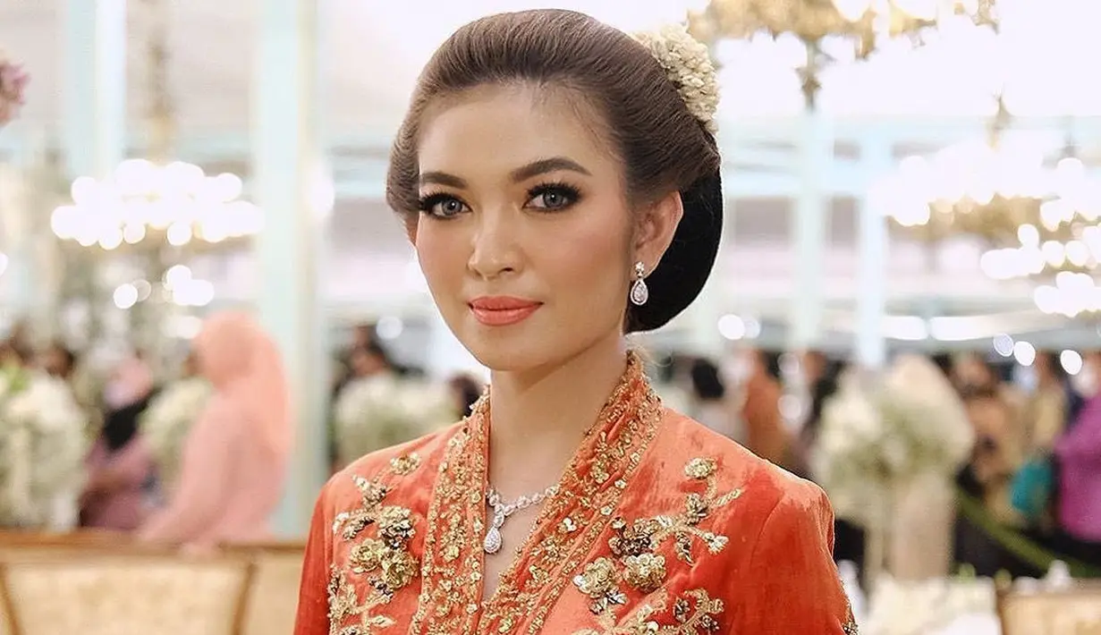 Penampilan ayu paripurna lainnya dari Selvi Ananda. Ia mengenakan kebaya beludru merah dengan payet dan bordir emas yang menambah nuansa mewah. Selvi menyempurnakan penampilannya dengan riasan wajah dan rambut disanggul. [Foto: Instagram/doleytobing]