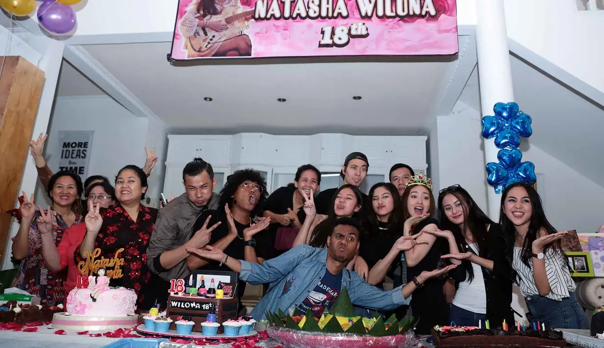 Dalam foto ini Natasha terlihat tampak bahagia ketika berpose dengan para sahabatnya yang menampilkan ekspresi wajah yang lucu. (Deki Prayoga/Bintang.com)
