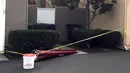 Puing helikopter yang jatuh menghantam sebuah rumah di Newport Beach, California, Selasa (30/1). Helikopter yang bisa memuat empat penumpang jenis Robinson R44 ini dilaporkan jatuh setelah tidak lama lepas landas. (AP Photo/Amy Taxin)