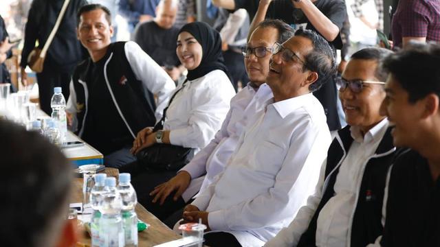 Calon wakil presiden (cawapres) nomor urut tiga, Mahfud MD menghampiri para milenial dan generasi Z di Kota Sabang, Aceh untuk berbincang bersama mengupas keluh kesah dan aspirasi (Istimewa)