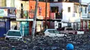 Sejumlah mobil terendam di jalan berlumpur setelah aliran El Seco meluap akibat hujan lebat di Zapopan, Jalisco State, Meksiko, Senin (26/7/2021). (AFP/Ulises Ruiz)