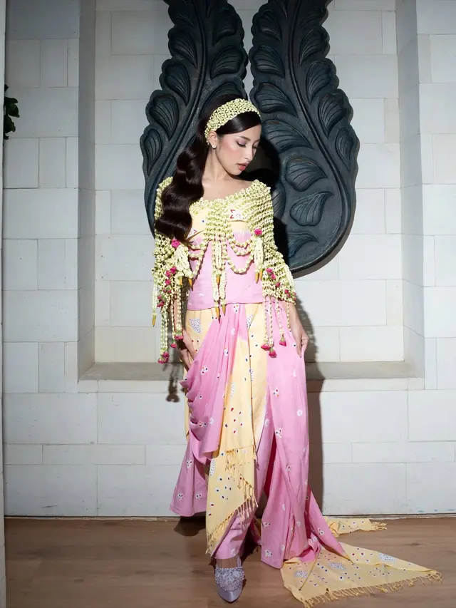Desain Cape Melati Jennifer Coppen di Momen Siraman Curi Perhatian, Sentuhan Bunga Pink Jadi Detail Manis yang Modern