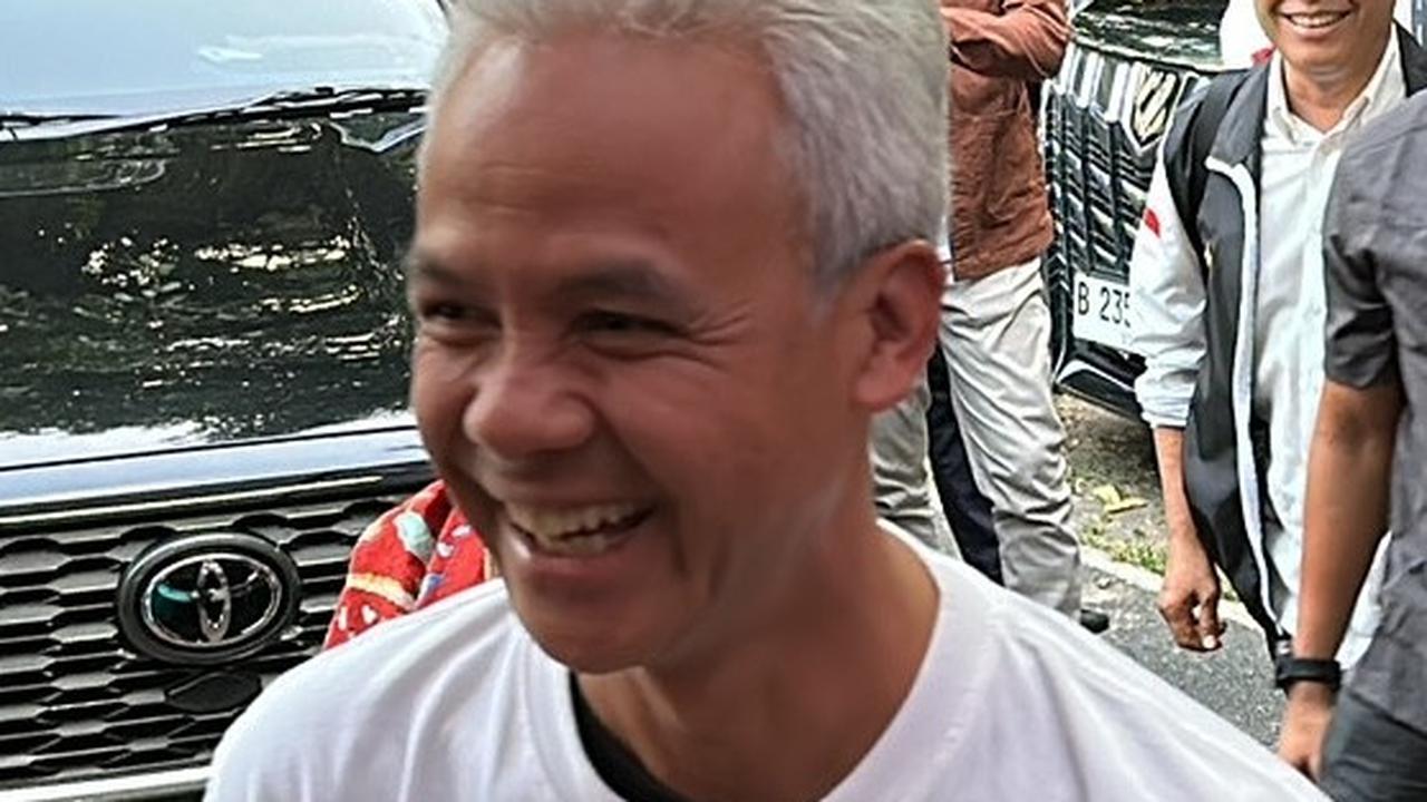 Temani Mahfud MD Debat Cawapres, Ganjar Pamer Kaos Unik 'Indonesia Keren' dari Pendukung