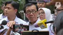Kepada wartawan, Yasonna H Laoly mengaku diperiksa penyidik KPK terkait dua status yang dia emban, yakni selaku Ketua DPP PDIP dan mantan Menteri Hukum dan HAM. (Liputan6.com/Herman Zakharia)