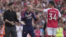 Pemain Arsenal, Granit Xhaka melakukan selebrasi dengan Mikel Arteta setelah mencetak gol ke gawang Wolverhampton Wanderers dalam laga pamungkas English Premier league 2022/2023 yang berlangsung di Emirates Stadium, Minggu (28/5/2023). (AP Photo/Kin Cheung)