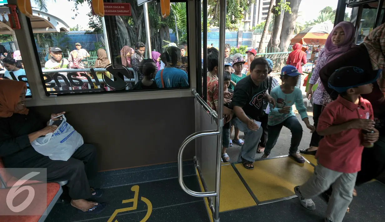 Warga saat menaiki bus tingkat City Tour Wisata Keliling Jakarta di halte Istiqlal, Jakarta, Kamis (7/7). Sejumlah warga memanfaatkan fasilitas bus wisata gratis untuk berkeliling Jakarta bersama keluarga. (Liputan6.com/Yoppy Renato)