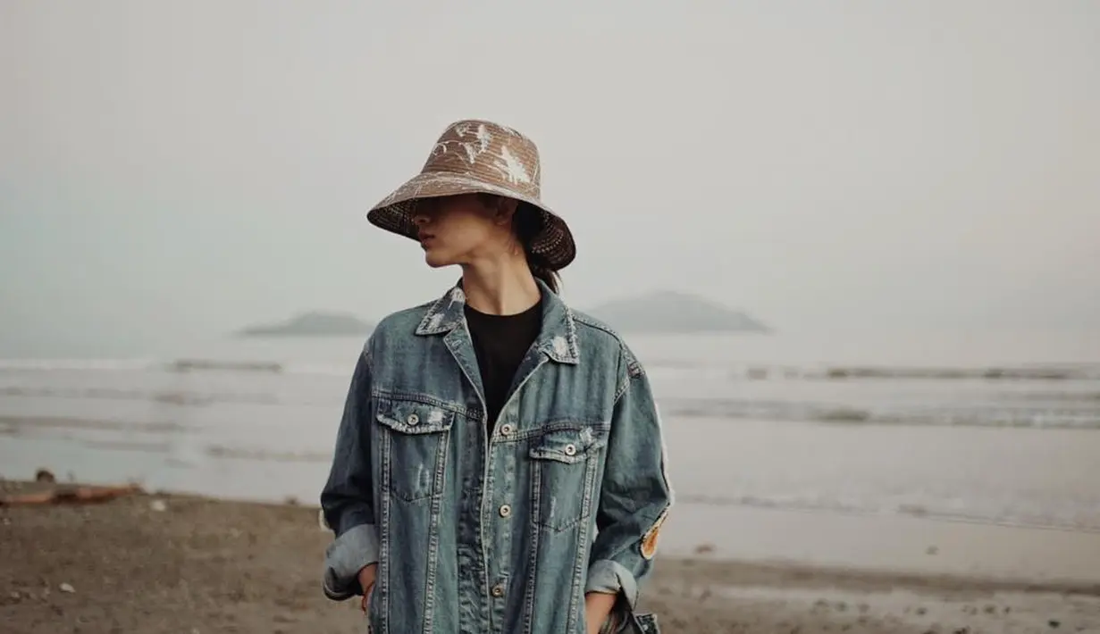 “..Seperti 2 hal yang tidak akan pernah bertemu..2 sahabat lama yang sangat mustahil untuk saling bertegur sapa..2 ruang yang tidak akan bisa kau satukan...2 manusia yang tidak akan mungkin jatuh cinta..” (Instagram/putrimarino)