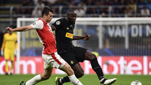 Bek baru Persija Jakarta, Ondrej Kudela berhadapan dengan Romelu Lukaku.