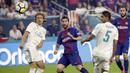 Striker Barcelona, Lionel Messi, melihat bola yang ditendangnya saat bertanding melawan Real Madrid pada laga ICC 2017 di Stadion Hard Rock, Miami, AS (29/7/2017). Barcelona menang 3-2 atas Real Madrid. ((AP/Lynne Sladky)