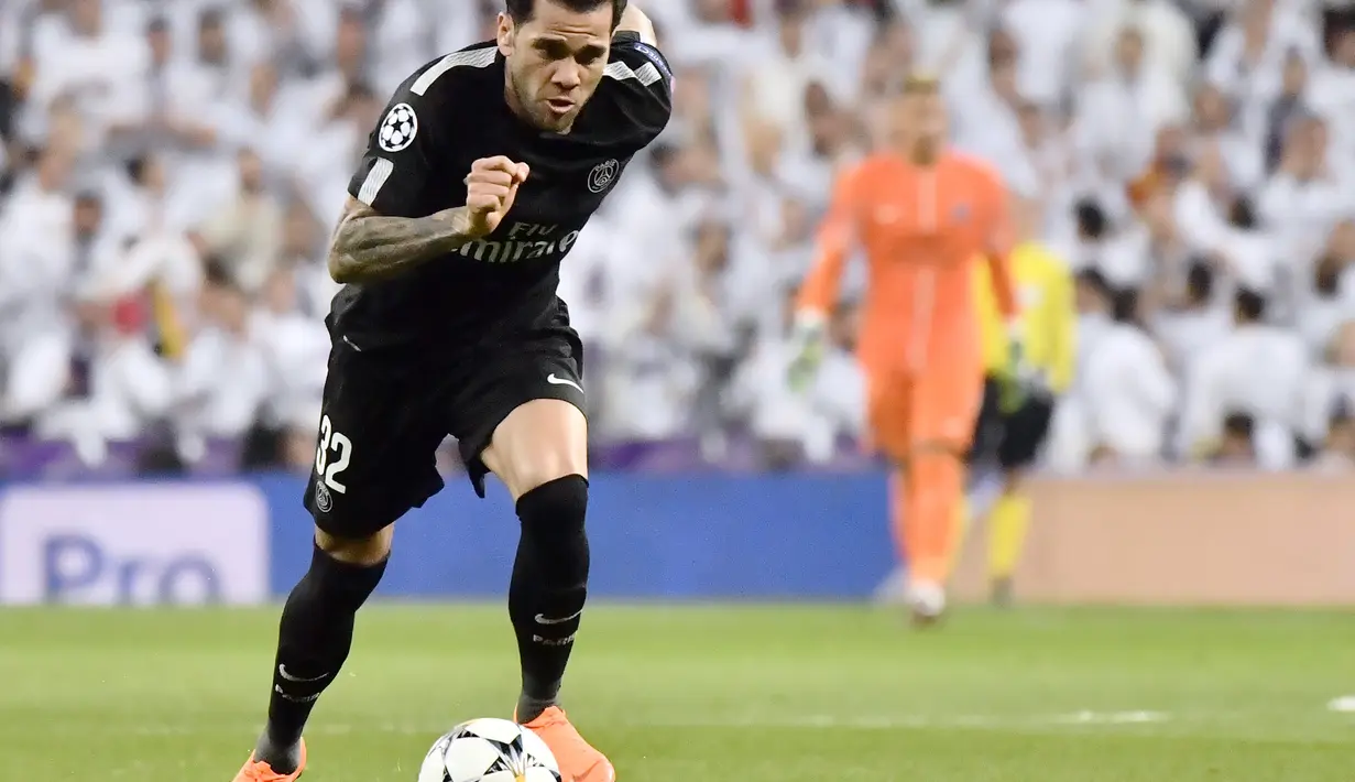 Terlebih pelatih saat itu Rafael Benitez sangat menginginkan bek kanan yang kuat menyisir sisi lapangan. Namun Alves lebih memilih raksasa Barcelona yang menawari Alves gaji lebih besar. (AFP/Christophe Simon)