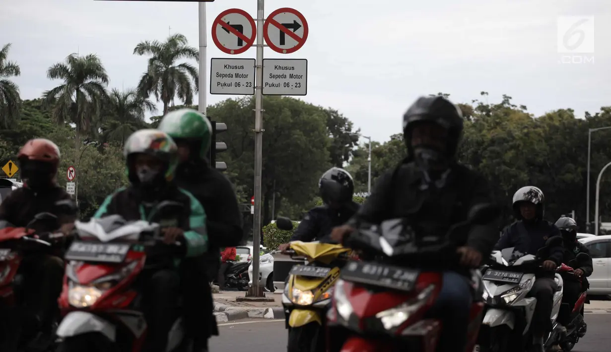 Kendaraan melintas di Jalan Medan Merdeka Barat, Jakarta, Selasa (9/1). Gubernur DKI Jakarta Anies Baswedan memastikan akan menaati putusan Mahkamah Agung tersebut. (Liputan6.com/Arya Manggala)