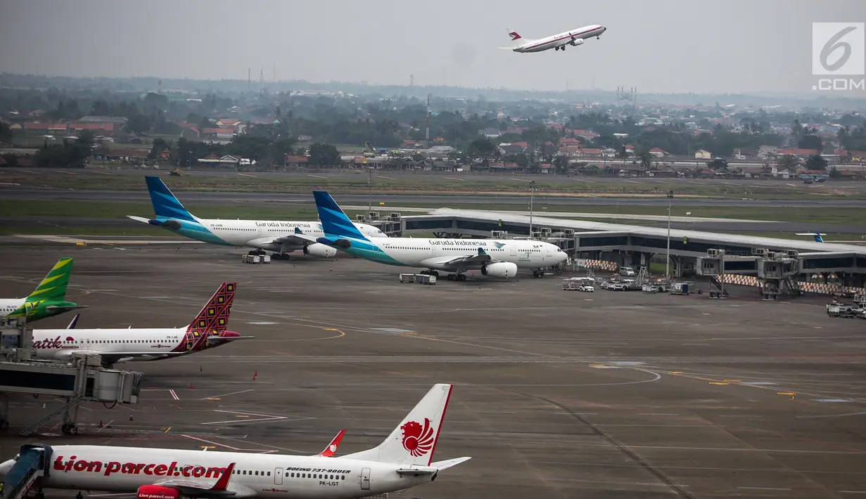 <p>Aktivitas penerbangan di areal Bandara Soekarno Hatta, Tangerang, Banten, Kamis (16/5/2019). Berdasarkan hasil Rapat Koordinasi antara Kementerian Bidang Perekonomian dan Kementerian Perhubungan memutuskan tarif batas atas tiket pesawat turun sebesar 12 - 16 persen. (Liputan6.com/Faizal Fanani)</p>