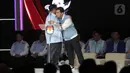 Calon Presiden dan Calon Wakil Presiden nomor urut 2 Prabowo Subianto (kiri) dan Gibran Rakabuming Raka berpelukan usai memberikan pernyataan penutup Debat Kelima Pilpres 2024 di Jakarta Convention Center (JCC), Jakarta, Minggu (4/2/2024). (Liputan6.com/Angga Yuniar)