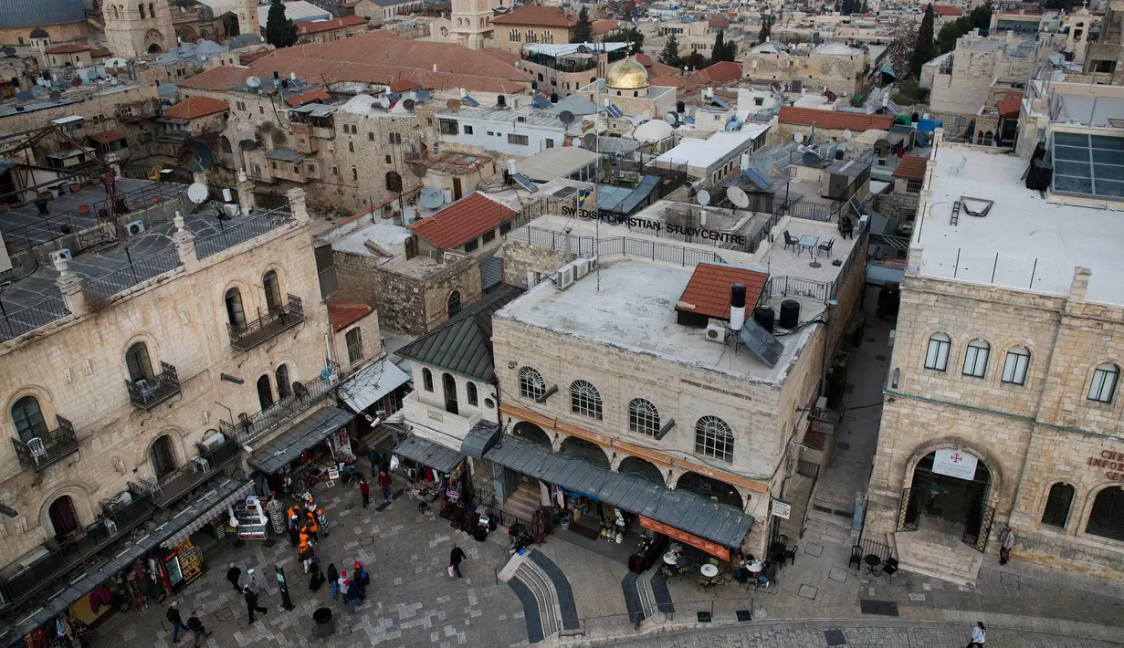 Pemandangan kota tua Yerusalem pada hari Selasa, 5 Desember 2017. Donald Trump juga akan memerintahkan pemindahan kedutaan besar Amerika Serikat dari Tel Aviv ke Yerusalem. (AP Photo / Oded Balilty)