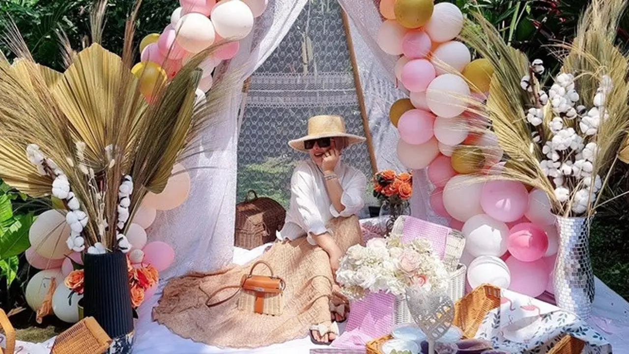 6 Momen Ulang Tahun Syahrini ke-39, Digelar Ala Garden Party yang Estetik