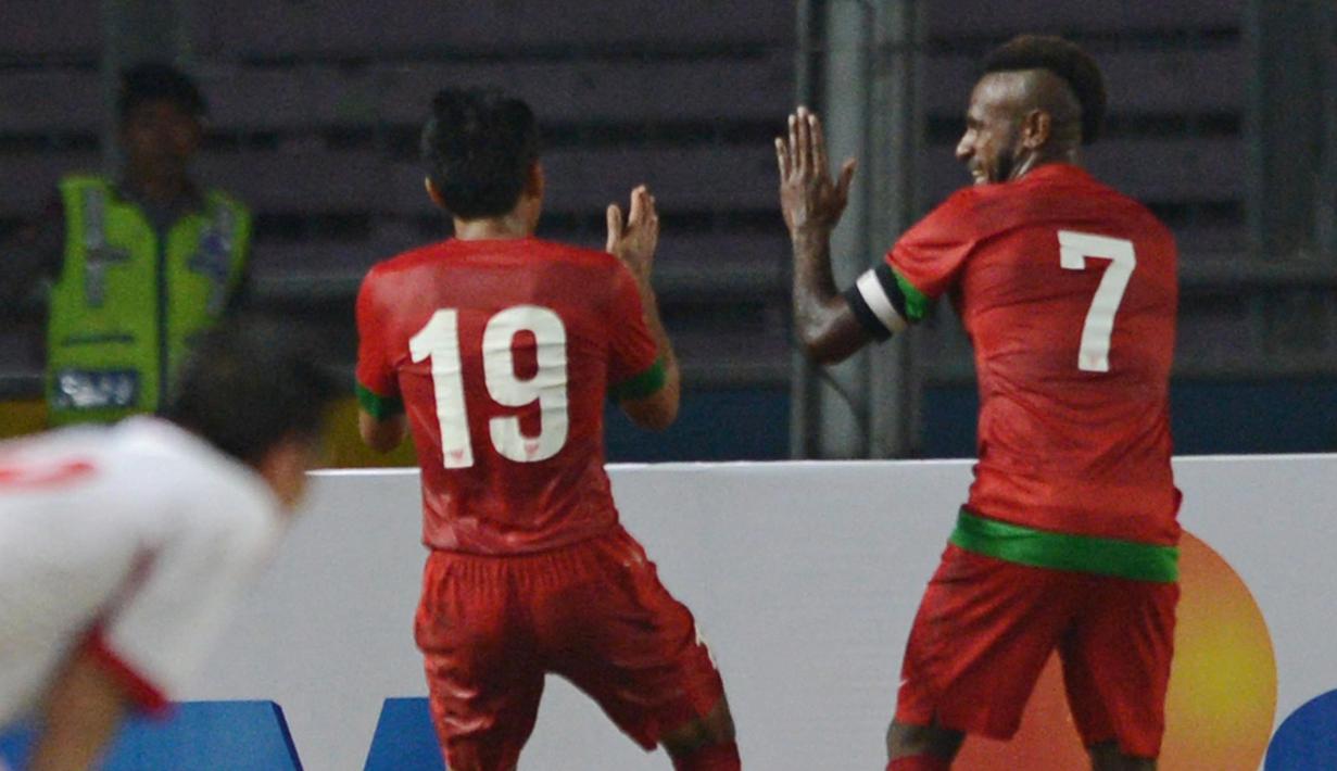 Timnas Indonesia lagi-lagi harus bekerja keras. Tim Garuda, yang sudah unggul 2-1 lewat Boas Salossa, terpaksa menelan pil pahit setelah Philip Younghusband mencetak gol penyama skor 2-2 pada menit ke-82. (AFP/Romeo Gacad)