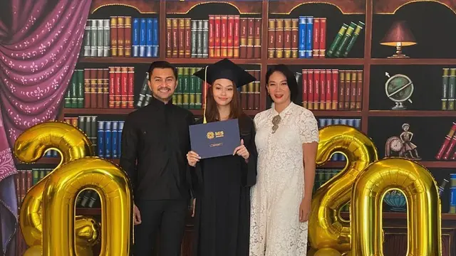 Calon Dokter, Ini 6 Potret Sasikirana Anak Sulung Anjasmara dan Dian Nitami
