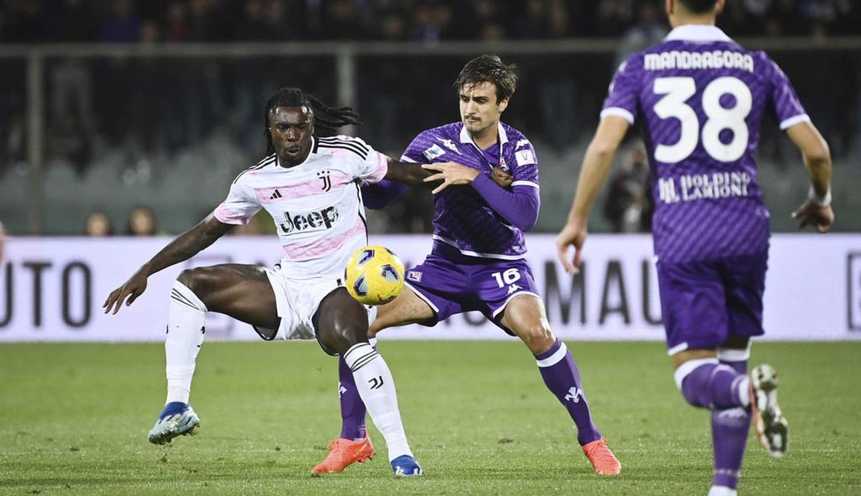 Pemain Juventus, Moise Kean, berebut bola dengan pemain Fiorentina, Luca Ranieri, pada laga Liga Italia di Stadion Artemio Franchi, Senin (06/11/2023). Juventus menang dengan skor 1-0. (LaPresse via AP/Massimo Paolone)