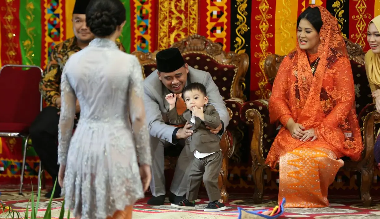 Acara adat itu berlangsung di kediaman keluarga Bobby yang terletak di Kompleks Setia Budi Indah, Medan, Sumatra Utara. Ini merupakan acara penyambutan kedatangan mora (saudara kandung laki-laki) dengan prosesia adat. (Foto: Pool Media Center Medan)