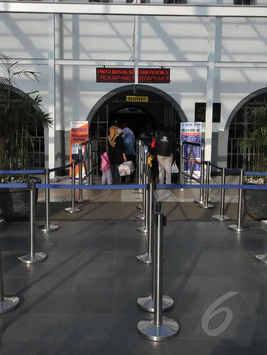 Aktivitas calon penumpang kereta api di stasiun Pasar Senen, Jakarta, Jumat (13/3/2015). Ruang tunggu di stasiun tersebut kini terlihat rapi dan bersih, serta sudah beratapkan kaca. (Liputan6.com/Johan Tallo)