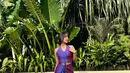 Bahkan Fuji tak tampak takut mengenakan setelan shimmer ungu. [Foto: Instagram/fuji_an]