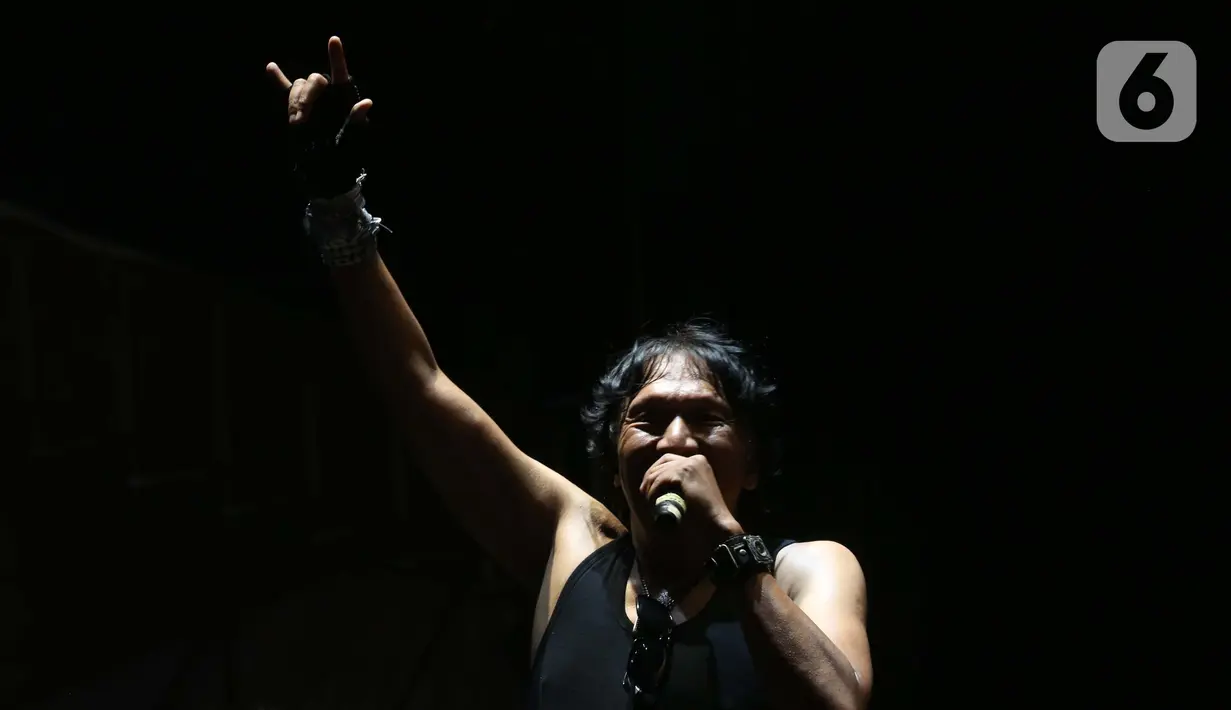 Penampilan Ikang Fawzi di panggung Rock Legends Festival ditutup dengan lagu Preman. (Liputan6.com/Helmi Fithriansyah)