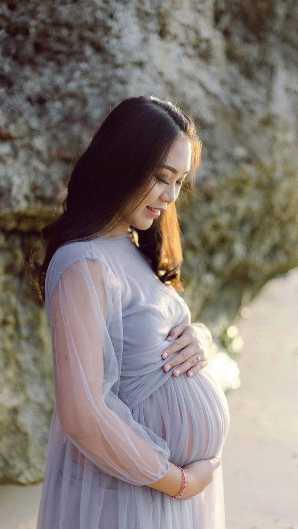 Hamil saat usia diatas 35 tahun  memiliki risiko yang tidak hanya membahayakan janin, tapi juga kondisi sang ibu. Sebuah studi yang diterbitkan British Medical Journal, risiko keguguran pada wanita hamil di atas usia 40 tahun sebesar 53 persen. Dibandingk