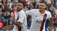 Striker PSG, Neymar, melakukan selebrasi bersama Mauro Icardi usai membobol gawang Strasbourg pada laga Liga 1 Prancis di Stadion Parc des Princes, Sabtu (14/9). PSG menang 1-0 atas Strasbourg. (AP/Francois Mori)
