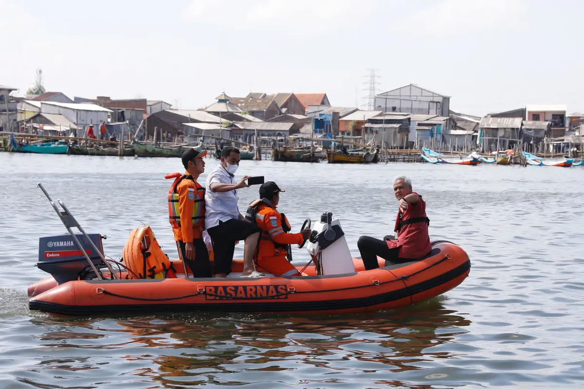 Ganjar meninjau banjir rob di Semarang. (Istimewa)