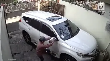 Terekam melalui CCTV dua orang maling nekat mencuri spion mobil yang sedang terparkir di garasi sebuah rumah.