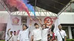 Pendukung Anies-Sandi merayakan kemengan dari hasil hitung cepat suara Pilkada DKI di kantor DPP Gerindra, Jakarta Selatan, Rabu (19/4). Kader Gerindra dan pendukung Anies-Sandi rayakan kemenangan hitung cepat suara Pilkada. (Liputan6.com/Yoppy Renato)