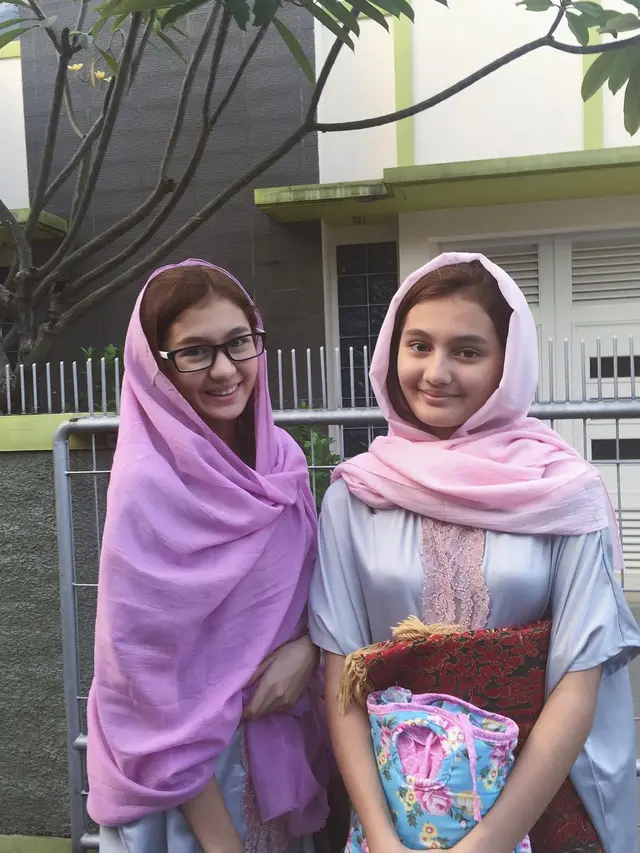 6 Potret Cantik Zoe Abbas Jackson dengan Sang Adik, Sister Goals Banget