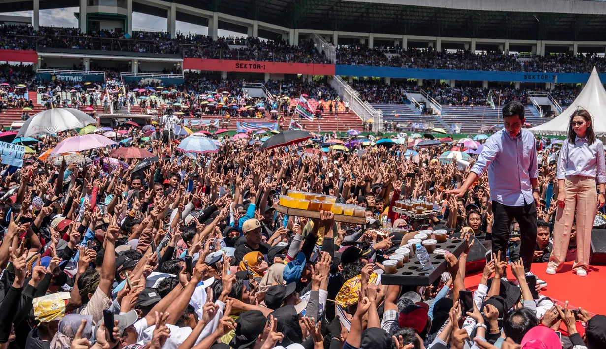 Di hadapan massa SPSI, Calon Wakil Presiden, Gibran Rakabuming Raka menyampaikan poin janji kampanyenya. (Juni Kriswanto/AFP)