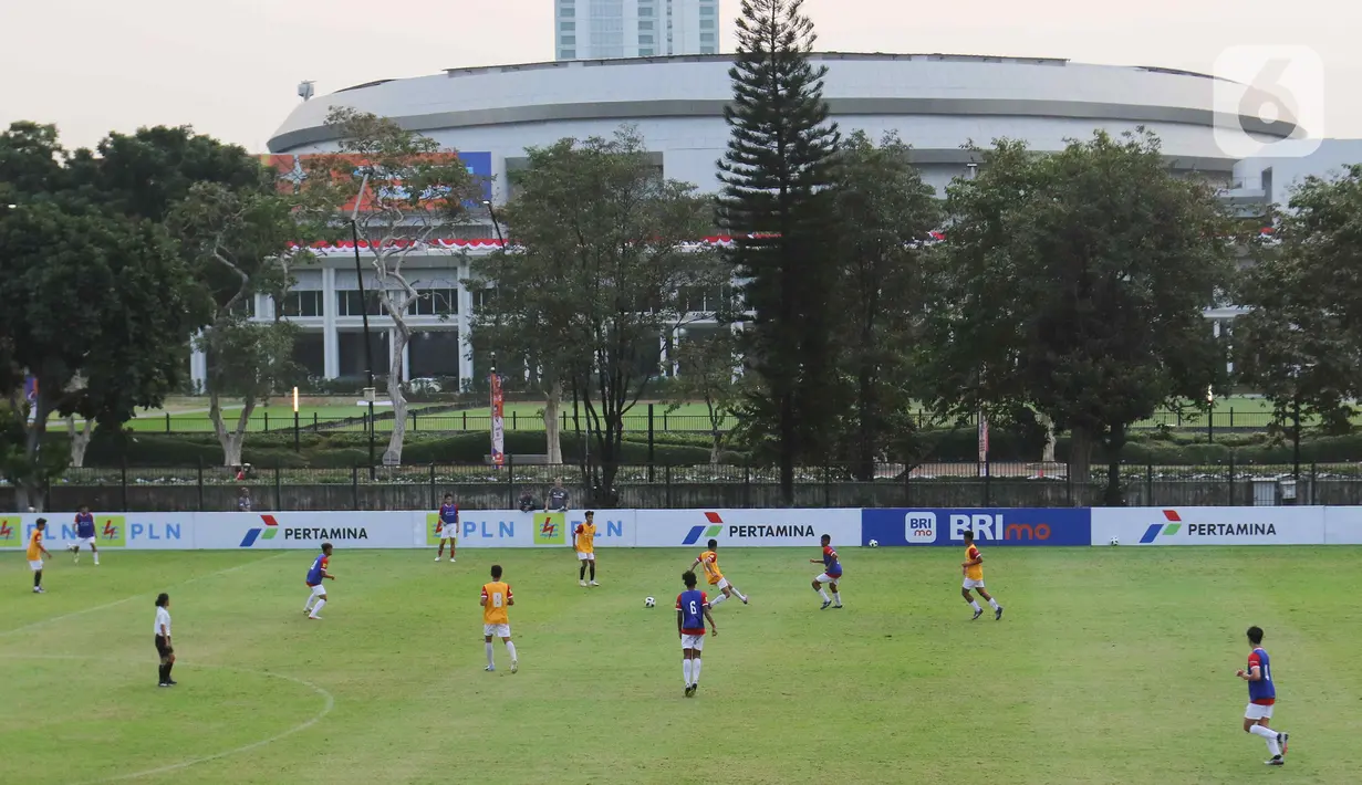 Suasana seleksi pemain Timnas Indonesia U-17 di Lapangan A, Gelora Bung Karno (GBK), Senayan, Jakarta, Rabu (16/8/2023). (Liputan6.com/Herman Zakharia)