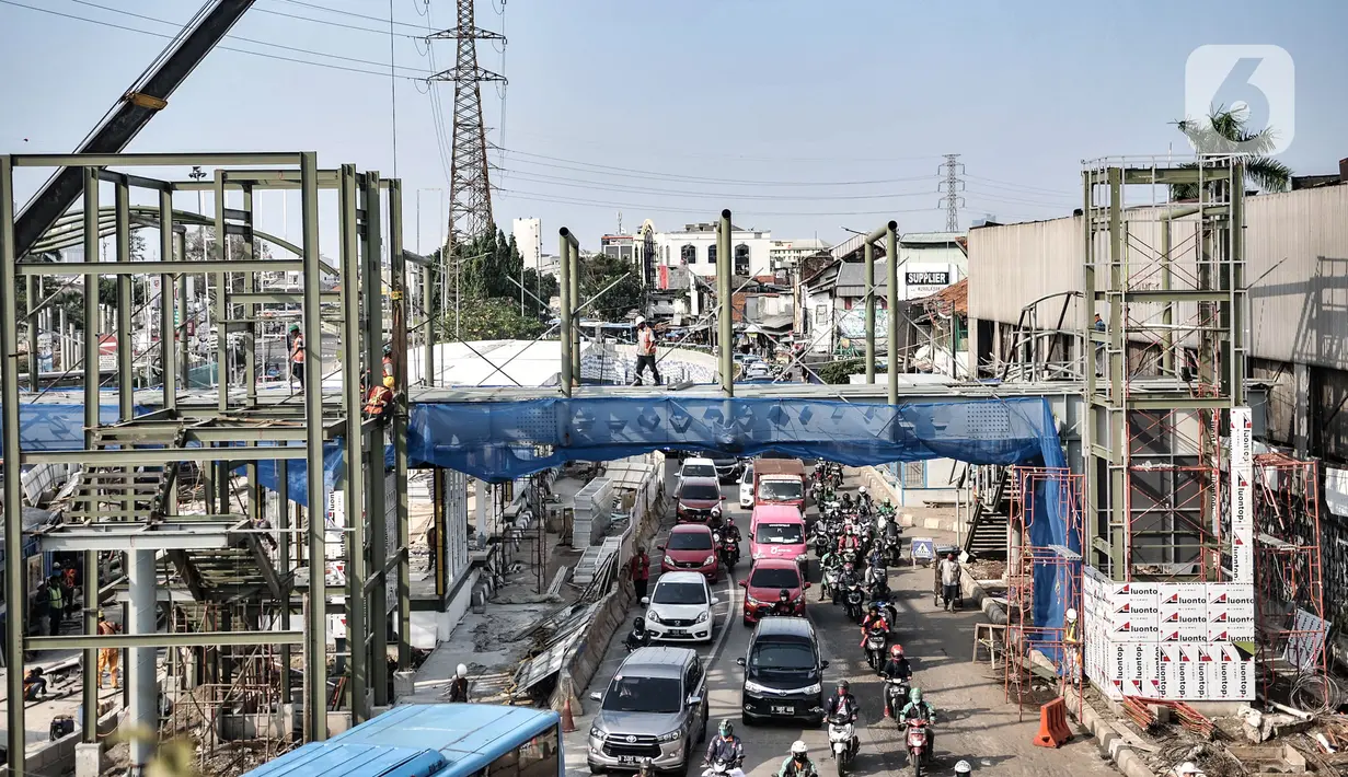 Kendaraan saat melintasi proyek pembangunan Halte Transjakarta Pasar Senen, Jakarta, Rabu (19/8/2020). Halte Transjakarta yang nantinya akan terintegrasi dengan Pasar Jaya Senen tersebut ditargetkan rampung pada akhir tahun 2020. (merdeka.com/Iqbal S. Nugroho)
