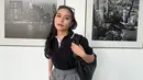 Kali ini, Prilly pancarkan vibes ala old money dengan polo shirt warna hitam, high waisted  pants warna abu-abu, dan tas Bottega Veneta small jodie shoulder bag in lambskin leather seharga Rp65 jutaan. [@prillylatuconsina96]