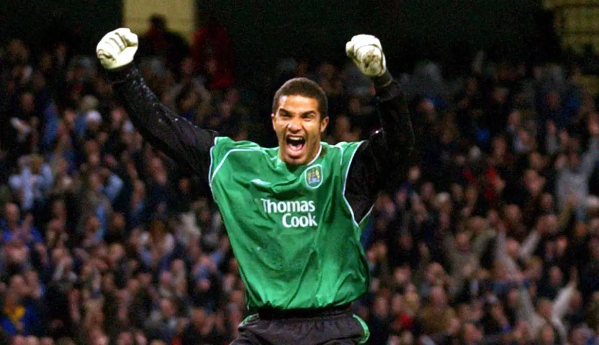 David James - Pemain yang berposisi sebagai kiper ini pernah memperkuat klub top Premier League seperti Liverpool dan Manchester City. Selama berkarier di Liga Inggris James telah menorehkan 572 penampilan. (Foto:AFP/Paul Barker)