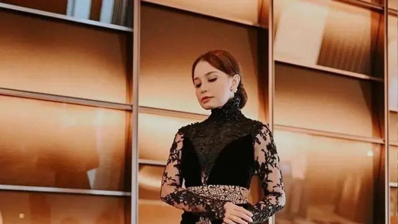 Foto-Foto Kebaya ala Rossa, Anggun Bawakan Budaya Indonesia