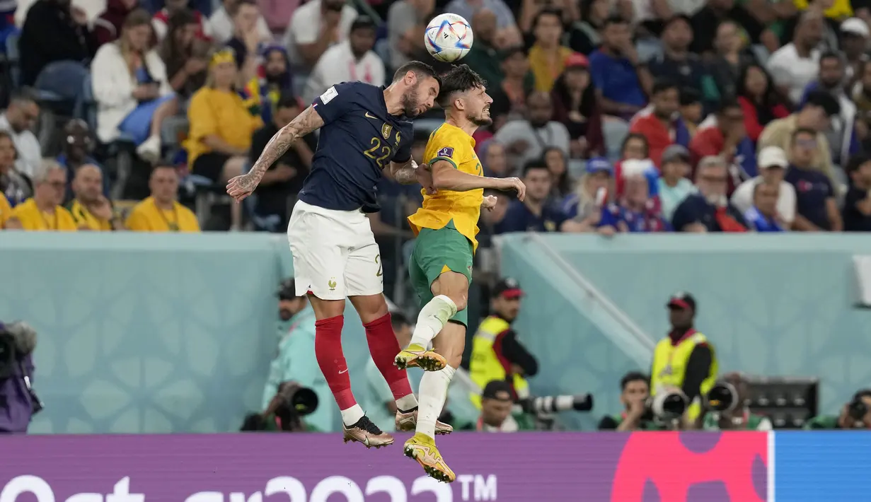 <p>Bek Prancis, Theo Hernandez berebut bola udara dengan pemain Australia, Mathew Leckie selama pertandingan grup D Piala Dunia 2022 Qatar di Stadion Al Janoub di Al Wakrah, Qatar, Rabu (23/11/2022). Kemenangan membuat Prancis memimpin Grup D Piala Dunia 2022 dengan tiga poin. (AP Photo/ Alessandra Tarantino)</p>