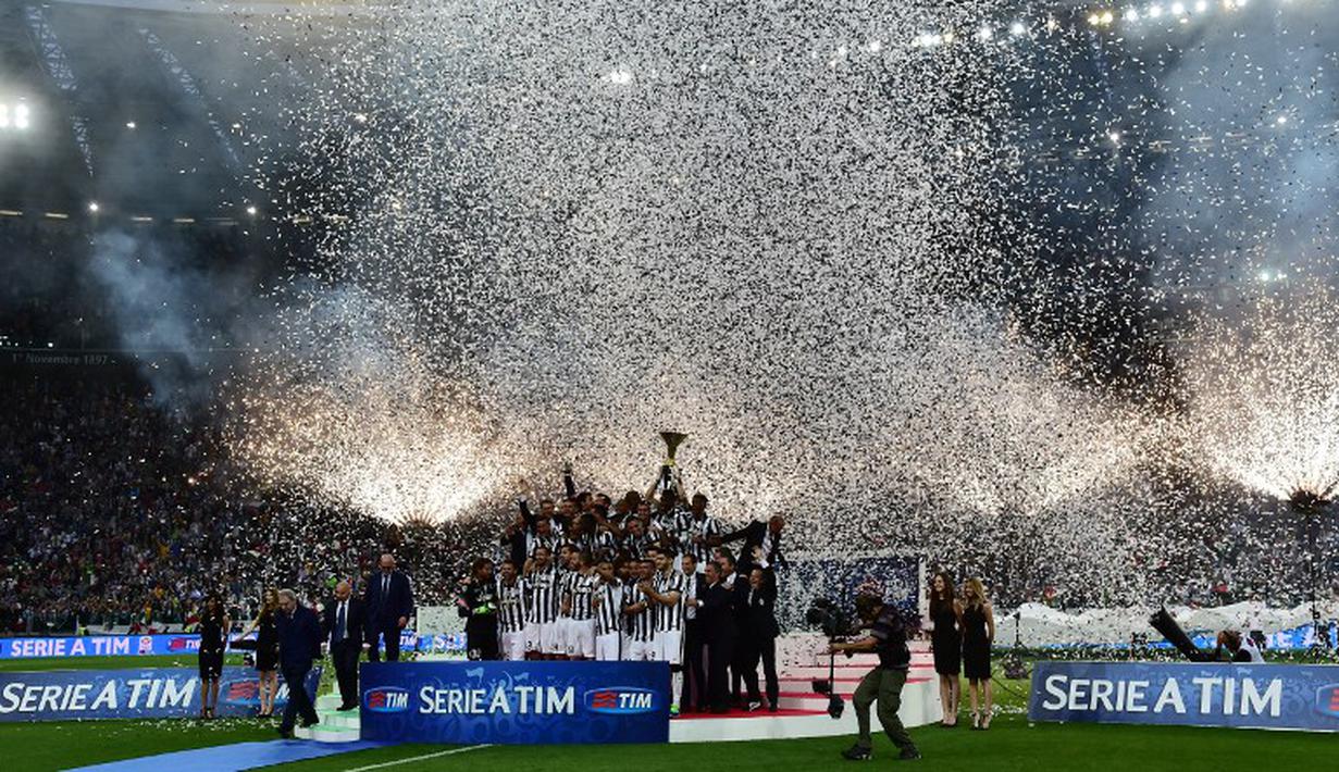 Seluruh pemain Juventus larut dalam kebahagiaan usai berhasil merengkuh scudetto di musim ini (AFP PHOTO / GIUSEPPE CACACE)